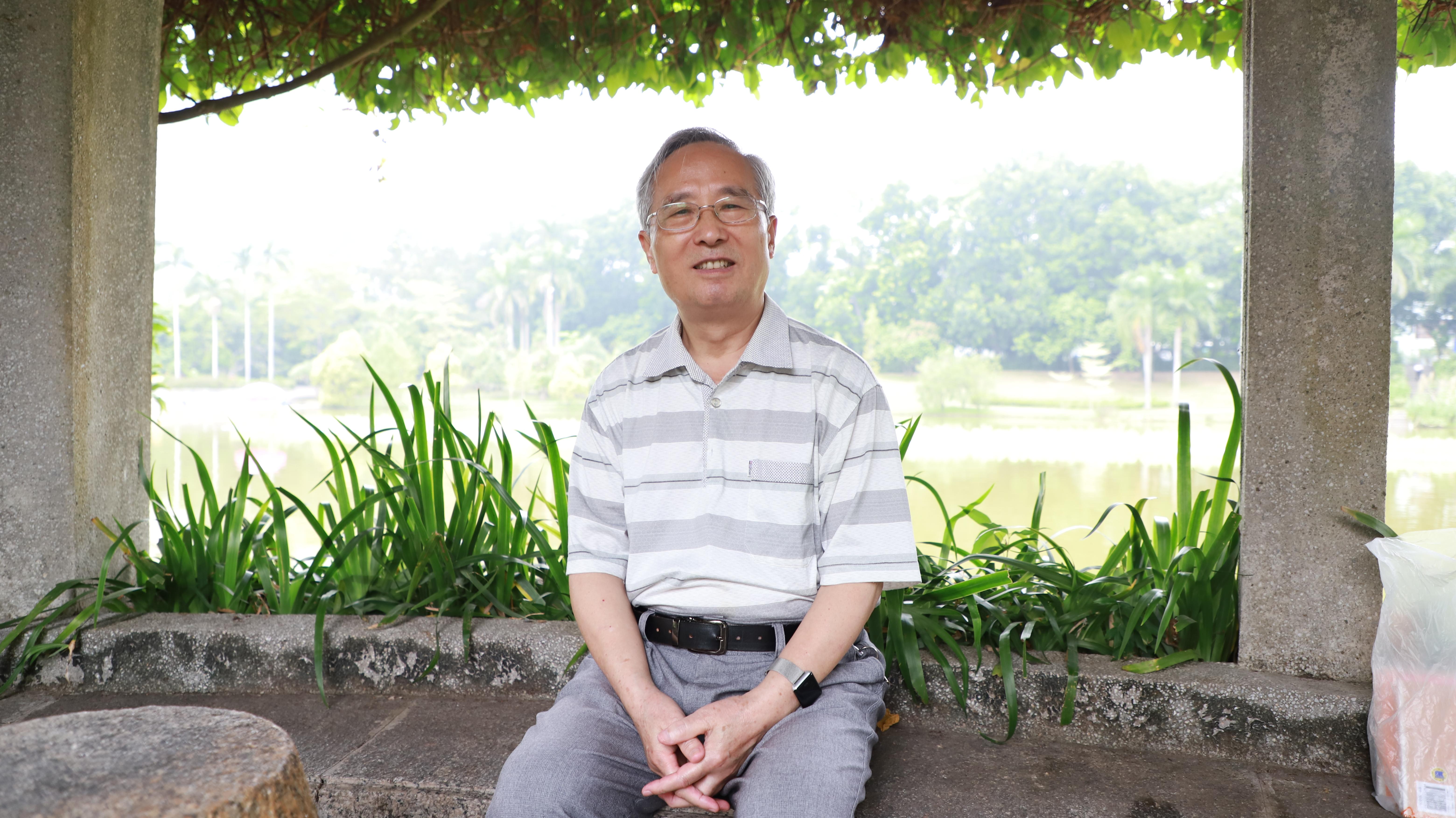 埋首书斋心不改 扬帆译海道更宽——访芒果体育英语及传播学教授、资深翻译家何道宽（芒果体育报）